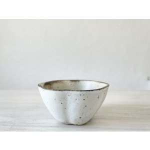 画像: 粉引梅花小鉢