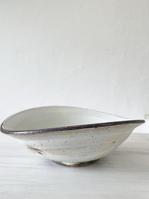 画像1: 粉引だ円兜鉢(中)